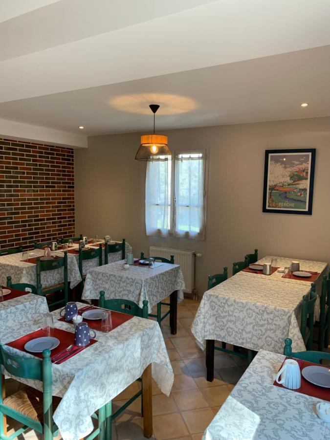 Logis-Hotel Restaurant Auberge Les Vallees Du Perche Vichères Buitenkant foto