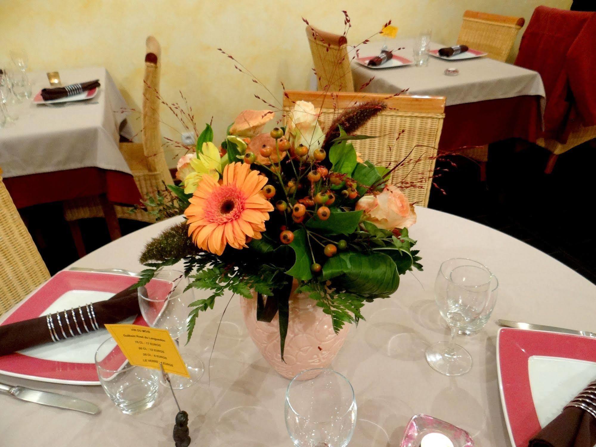 Logis-Hotel Restaurant Auberge Les Vallees Du Perche Vichères Buitenkant foto